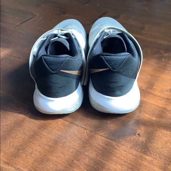 Nike Zoom Live 2.0 Basketball shoe (low top) - Picture 4 of 5